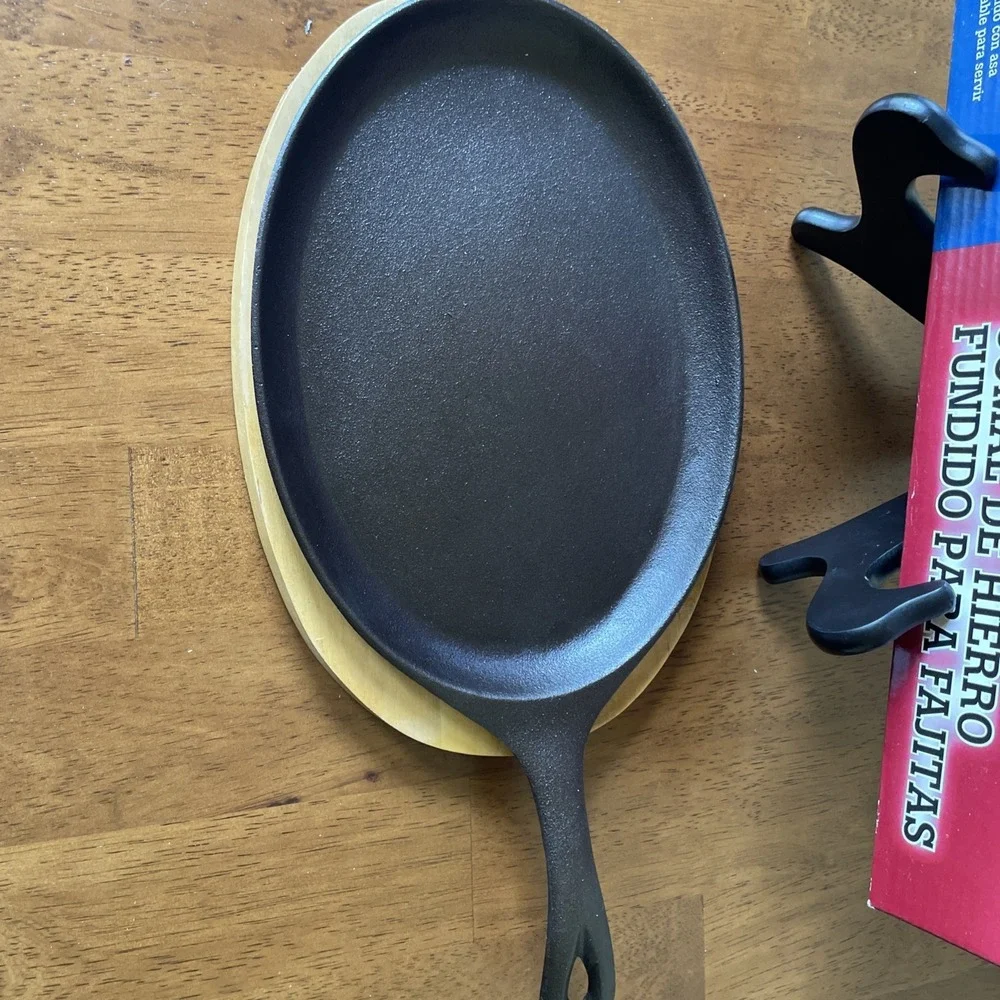Texas Style Pre-seasoned‎ Cast Iron Fajita Skillet with Wooden Base NEW
